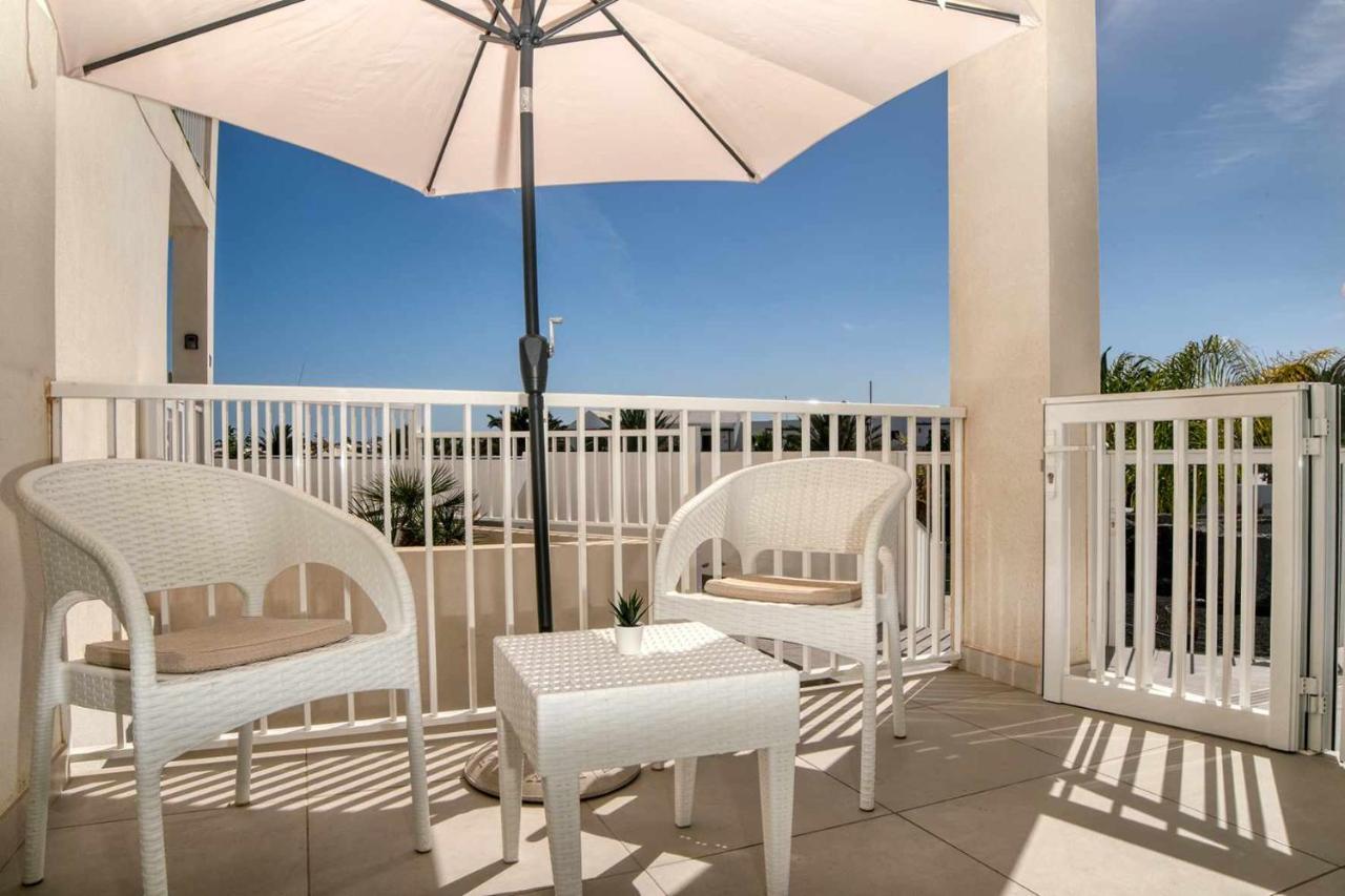 Luminosa Vivienda Vacacional Con Vista A La Piscina Costa Teguise Eksteriør bilde