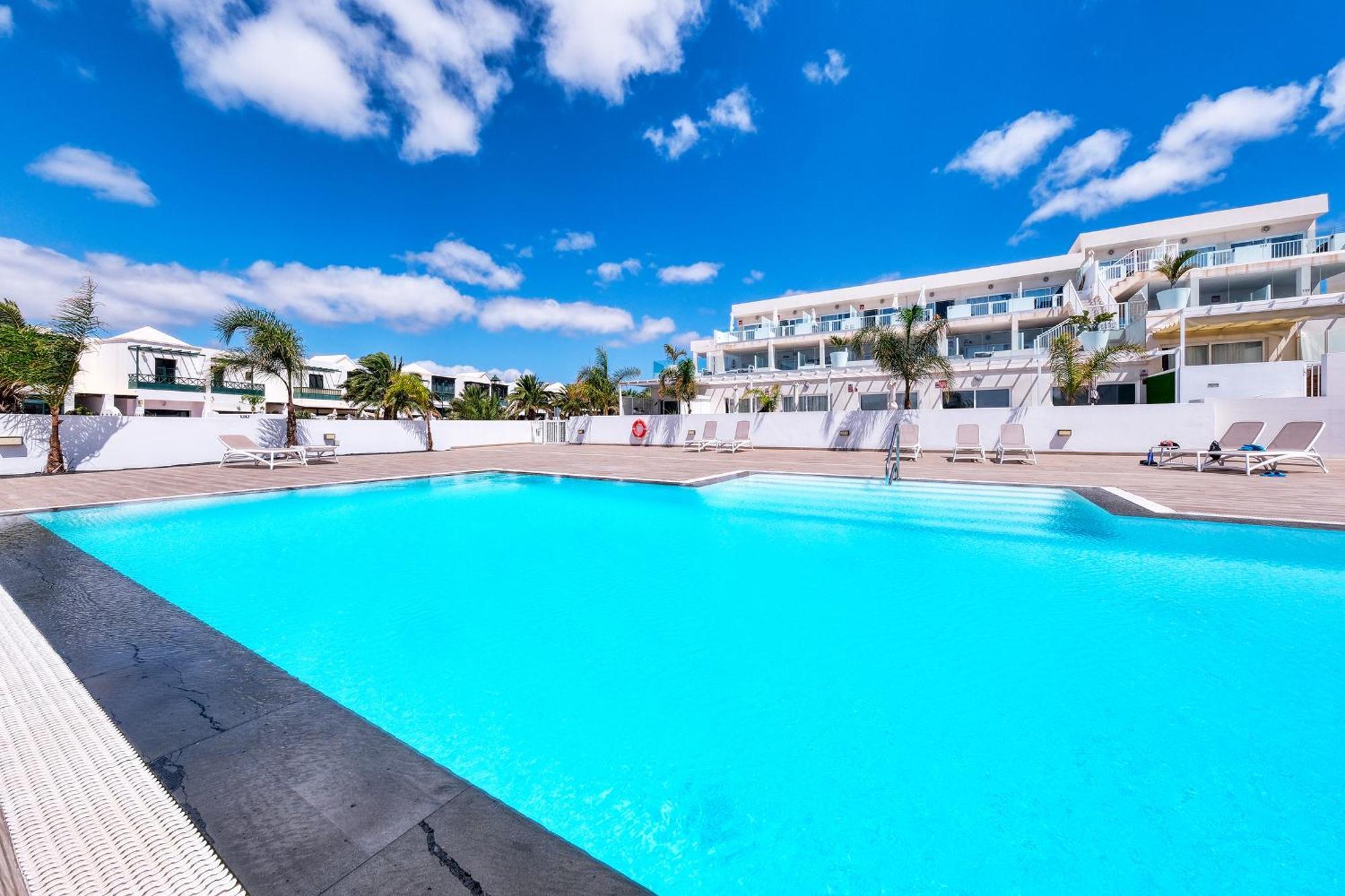 Luminosa Vivienda Vacacional Con Vista A La Piscina Costa Teguise Eksteriør bilde
